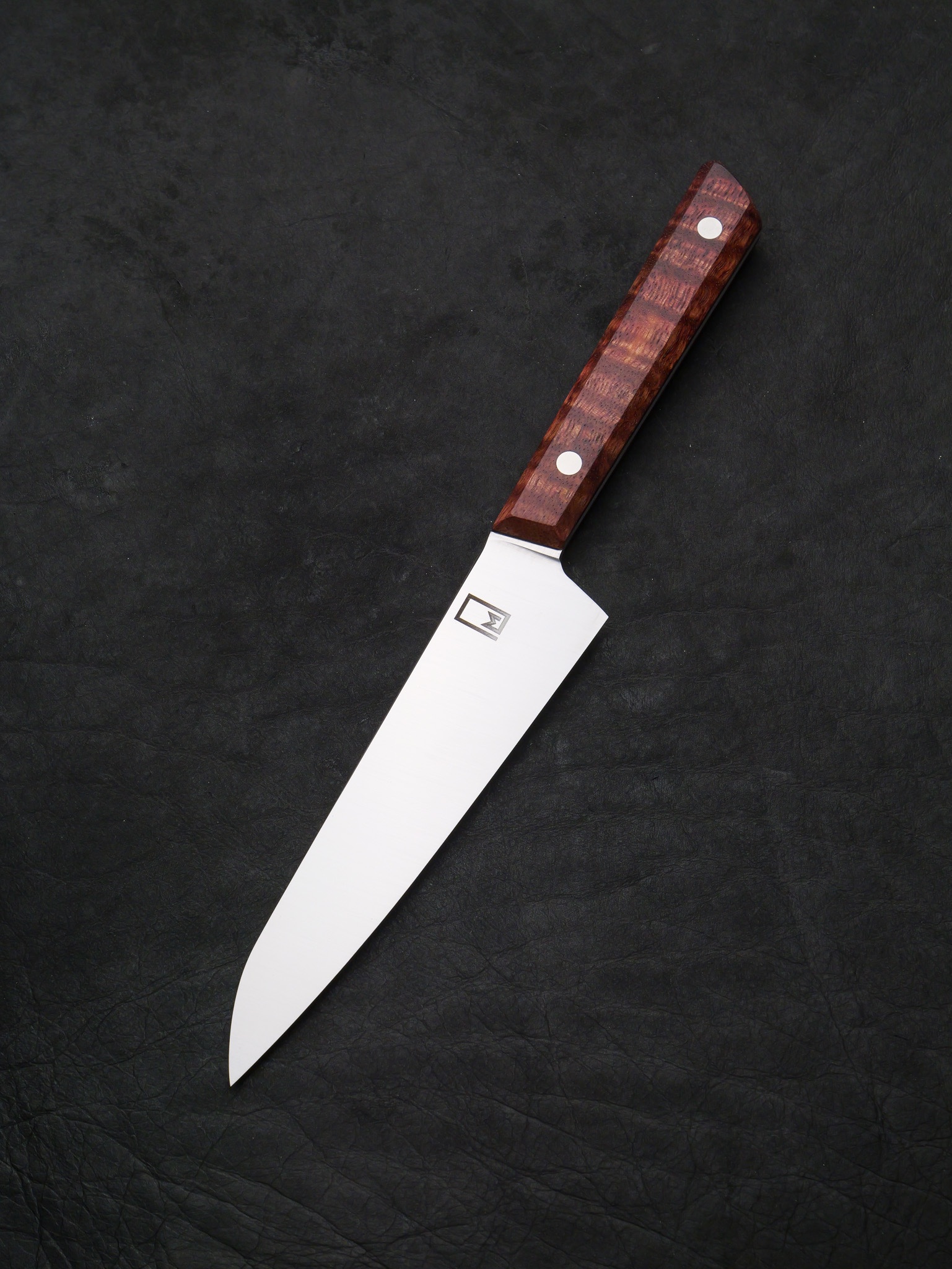 Honesuke – Stainless Steel & Curly Dyed Mango